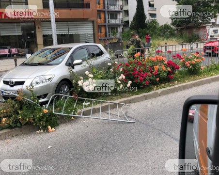 Катастрофа на оживен пловдивски булевард, една от колите се заби в мантинелата