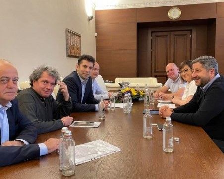 Новите антикризисни мерки: Вдигат ДДС на бира и вино, хлябът с нулева ставка