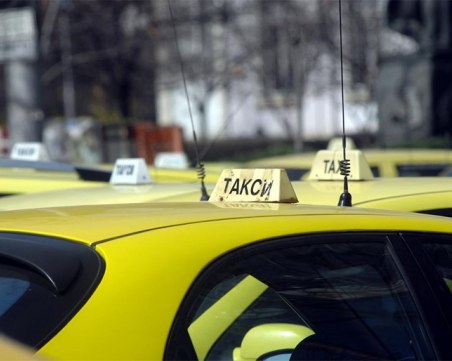 Колона от таксита се придвижва към 