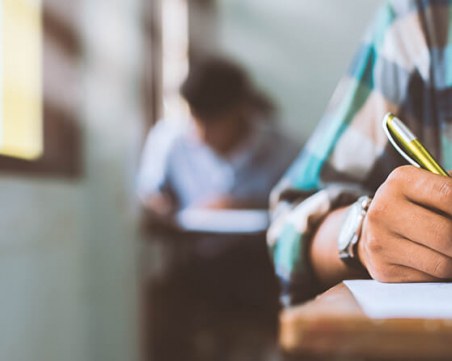 Над 46 000 абитуриенти на матура днес, падна им се вариант 13