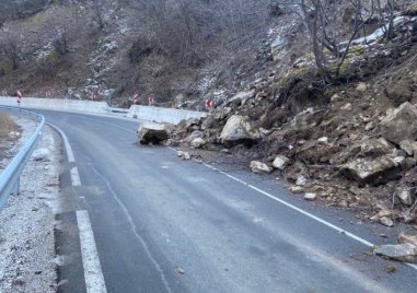Срутище е блокирало част от пътя Рудозем Смилян съобщават от Агенция