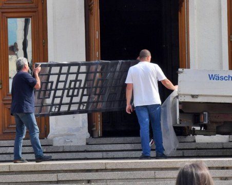 След спешна проверка: Премахват оградата пред НС