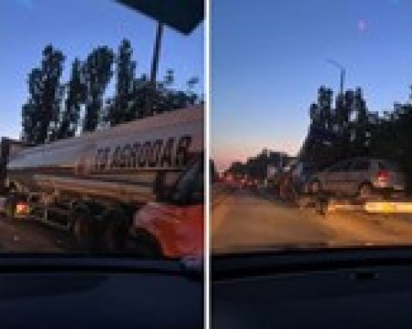 Тежка катастрофа: Автовоз и цистерна се удариха на 