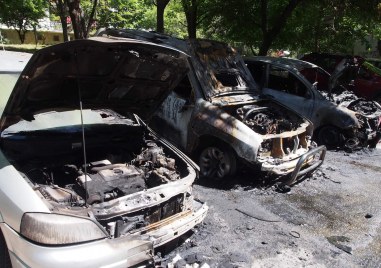 Три леки автомобила изгоряха пред блок на варненската улица Роза Запалената