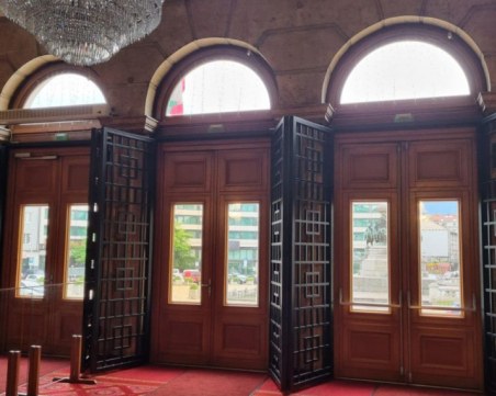 Ще уволнят ли главния секретар на парламента заради металните врати?