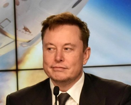 SpaceX е платила 250 000 долара на стюардеса, за да прикрие сексуално предложение от Илон Мъск