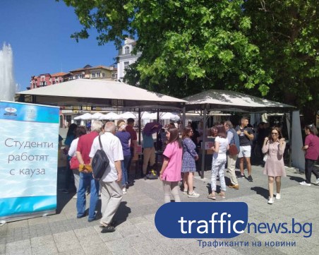 Студенти и преподаватели от Медицинския колеж мерят кръвно налягане и кръвна захар с кауза