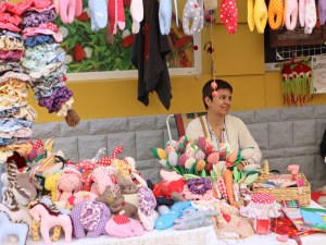 Майсторки на калоферска дантела плетат със совалки в Пловдив