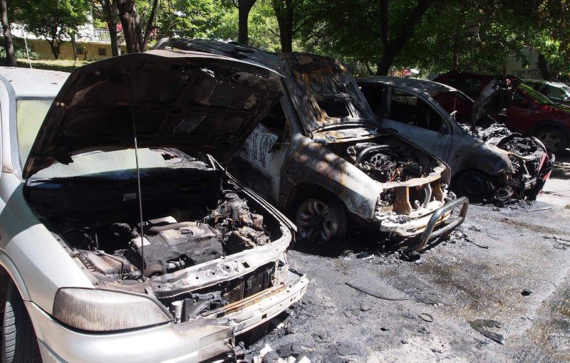 Три леки автомобила изгоряха пред блок на варненската улица „Роза”.Запалената