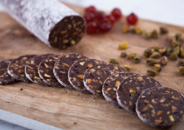 Продукти 35 г фина захар25 мл вода125 г белени нарязани бадеми400