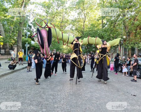 Гигантски дракон затвори улица