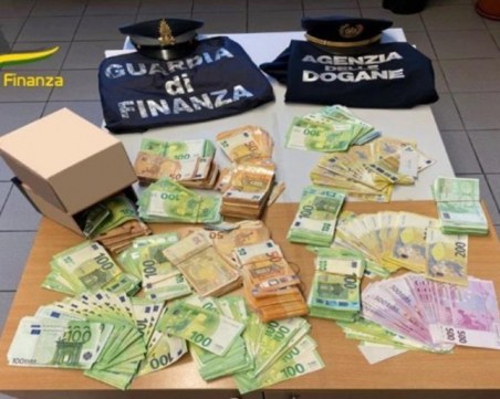 Хванаха двама българи с над 200 000 евро, пътували от Германия за Италия