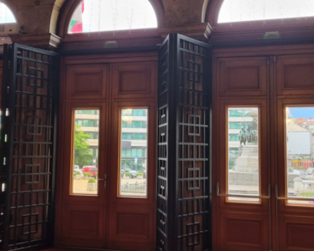 Премахнаха металната решетка пред Народното събрание