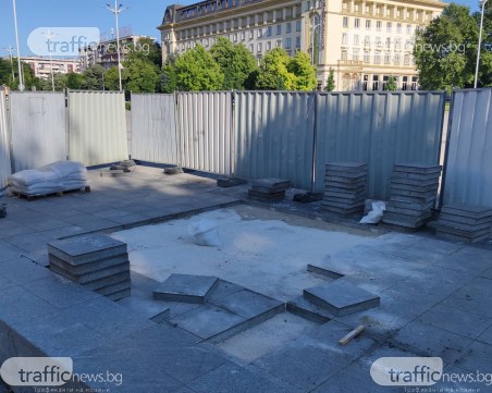 Ремонтират Площада, разбит от ледената пързалка, слагат 7 пъти по-евтин материал