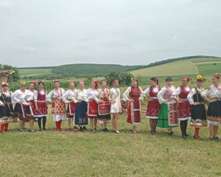 Розобер, вино и много танци на събора в Старосел