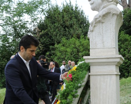 Кирил Петков положи венец пред паметника на Капитан Петко войвода в Рим