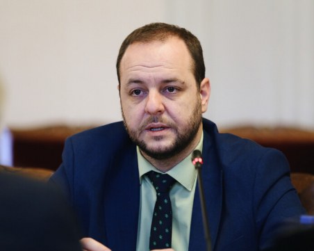 Министър Сандов: България се управлява от правителството, но и от калинки сред чиновниците