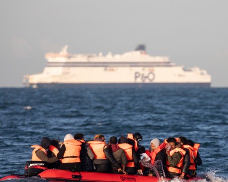 Спасиха 21 нелегални мигранти край остров Родос