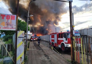 Пожарът около Пазарджик който започна днес по рано все още продължава