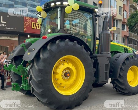 Абитуриент от Пловдив подкара трактор на бала си