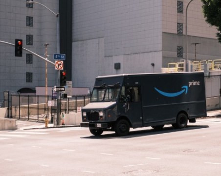 Amazon инсталира камери с изкуствен интелект, за да следи още повече куриери