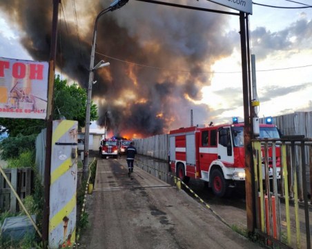 Пожарът около Пазарджик продължава да гори