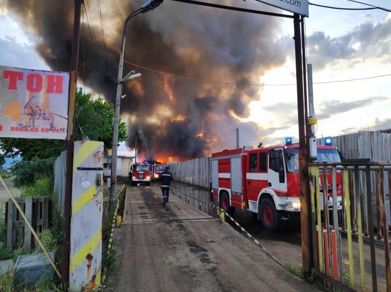 Пожарът около Пазарджик продължава да гори