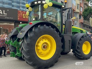Абитуриент от Пловдив подкара трактор на бала си