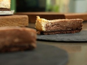 Лесно и много шоколадово: Как да си приготвим мраморен чийзкейк