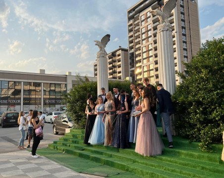 Мощен хамър и рокерски ескорт за абитуриенти в Руската