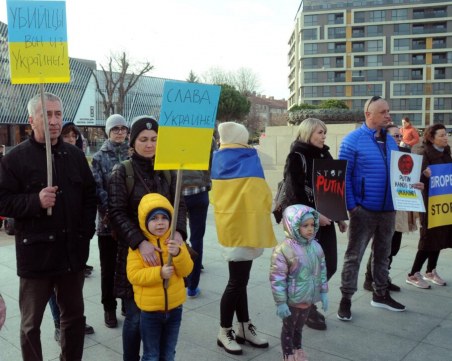 От 297 000 украинци в България са останали 100 000 души, очакват още