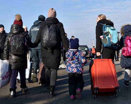 Половината от хотелите ще задържат настанените при тях бежанци