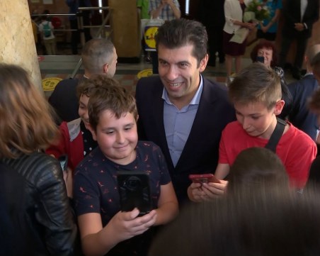 Премиерът посрещна 24 май в училището, което е завършил