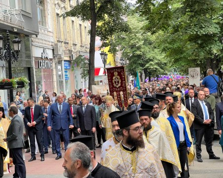 Стотици пловдивчани се включиха в шествието за 24 май - денят, който обединява България