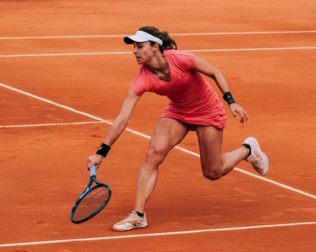 Виктория Томова загуби от световната номер 9 в дебюта си на Ролан Гарос
