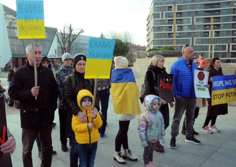 От 297 000 украинци в България са останали 100 000 души, очакват още