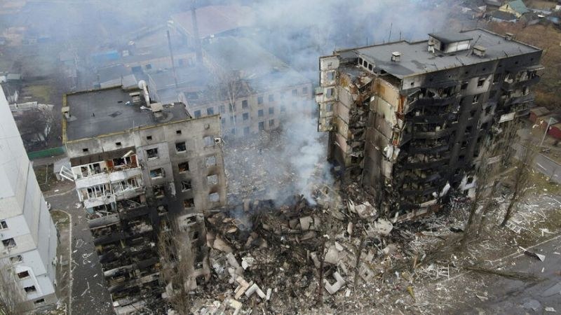Работници, копаещи из развалините на жилищна сграда в Мариупол, откриха