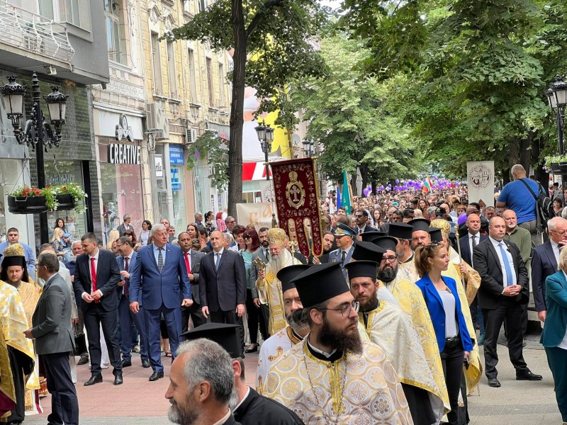 Стотици пловдивчани се включиха в шествието за 24 май - денят, който обединява България