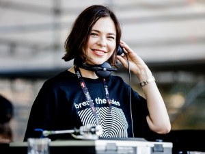Изхвърлят от фестивали рускинята DJ Нина Кравиц, защото публично не се е обявила срещу Путин