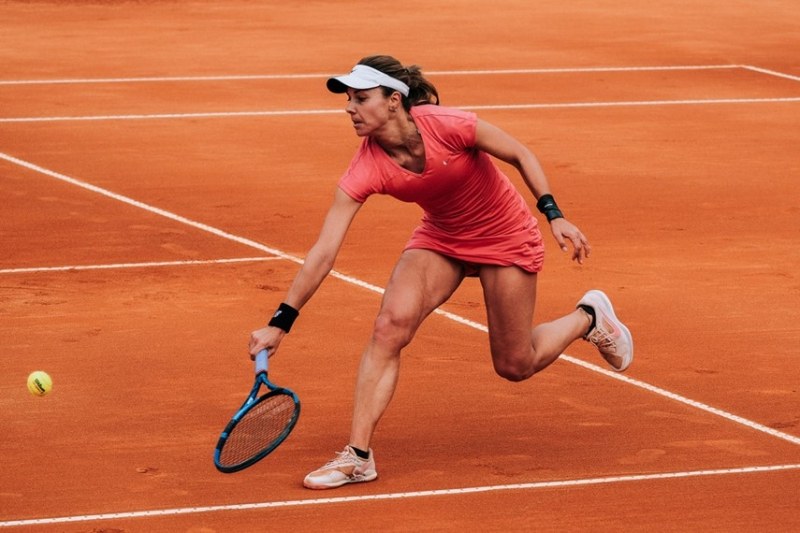 Виктория Томова загуби от световната номер 9 в дебюта си на Ролан Гарос