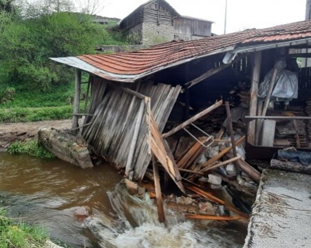 3-часова градушка удари родопско село, причини наводнение и унищожи реколтата