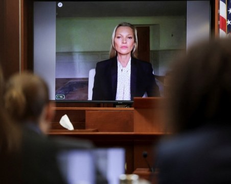 Кейт Мос отрече Деп да я бутал по стълбите, докато били заедно