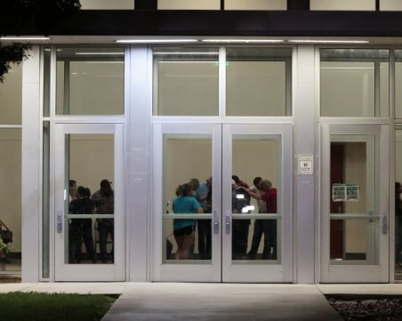 Родители все още са между ужаса и надеждата след масовия разстрел на деца в Тексас