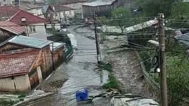 Наводнени домове, заведения и разбити пътища след градушката в Змеица