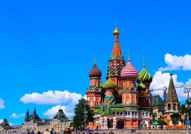 През 1703 г руският цар Петър Велики основава Санкт Петербург 9