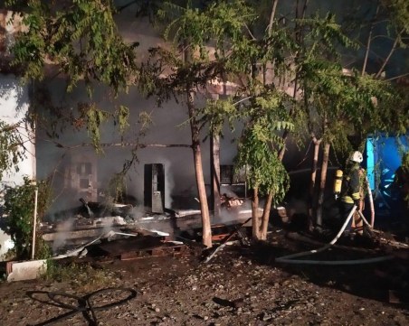 Четири пожарни гасиха пожар в Пловдив