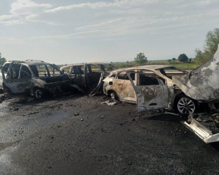 Напълно изпепелени са автомобилите, катастрофирали на магистралата край Пловдив *