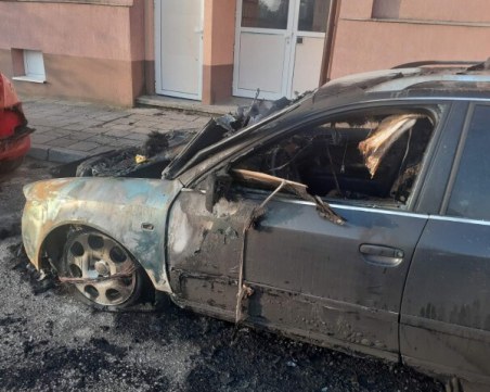 Кола на служител на ДАИ в Пазарджик изгоря до основи