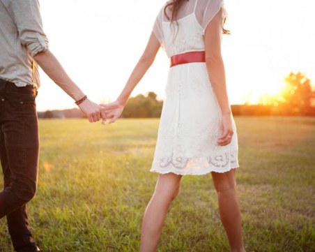 Начинът, по който се разхождате като двойка, говори много за отношенията ви