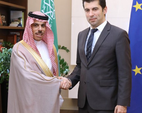 Петков говори с министър на Саудитска Арабия за доставки на газ и петрол от Изток